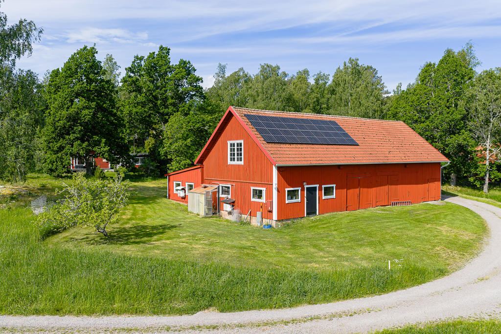 Ladan med solceller och garage