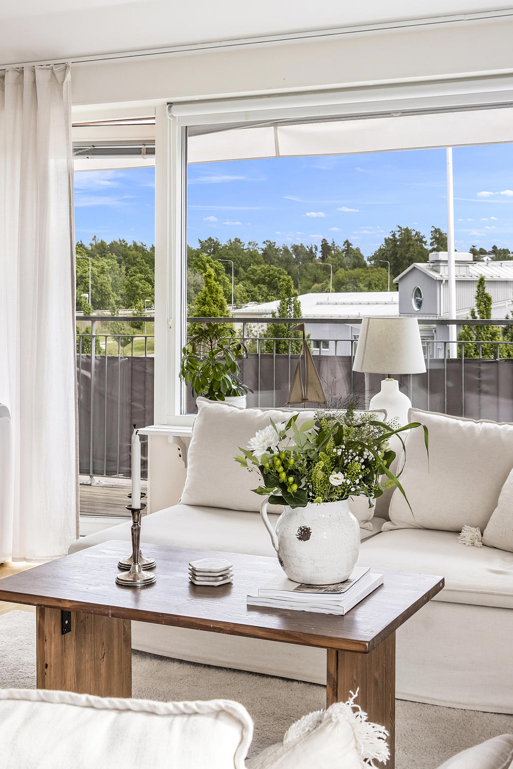 Utgång till  balkong från vardagsrum