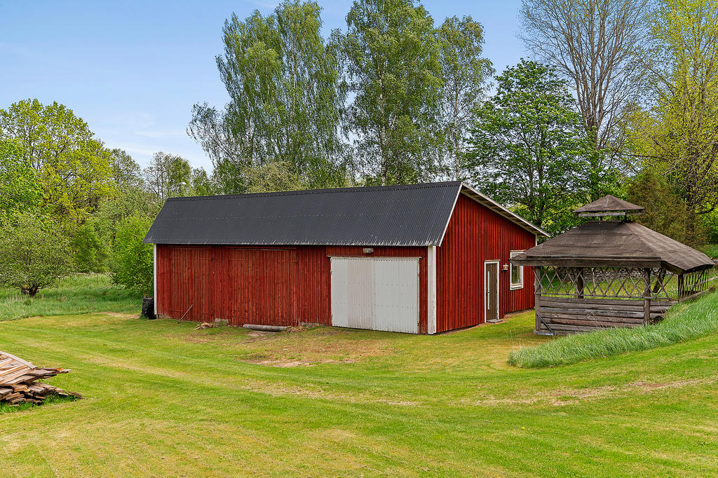 Maskinhall och grillplats