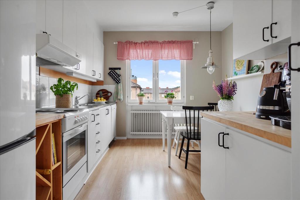 Trivsamt kök med plats för matbord vid fönstret