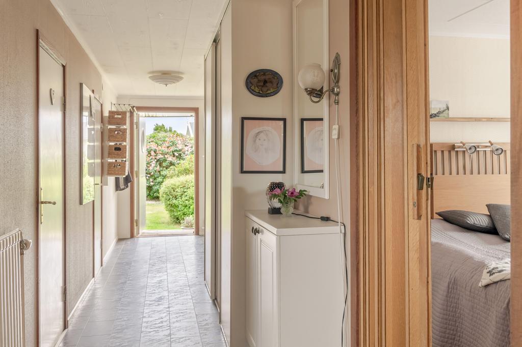 Hallen binder samman bostadens olika delar på ett naturligt sätt.