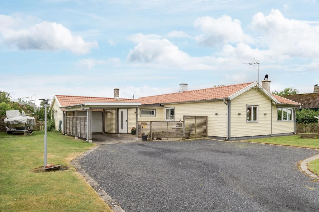 Välskött enplansvilla med garage och carport på lugn återvändsgata.