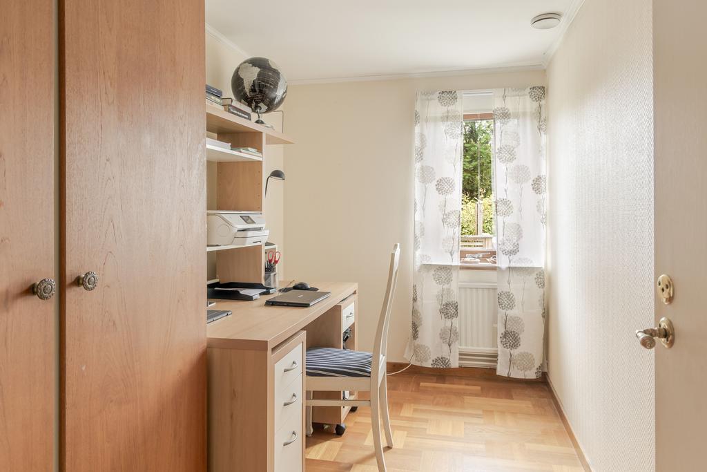 Kontor med plats för hemmarbete eller studier.