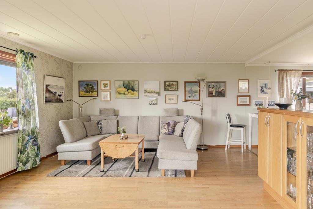 Vardagsrum med plats för både umgänge och avkoppling.