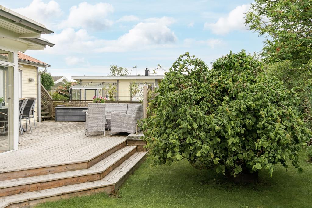 Trädgården ramas in av grönska och erbjuder god avskildhet.