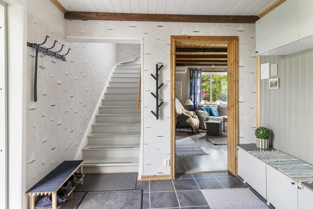 Hall med trappa upp till övre plan