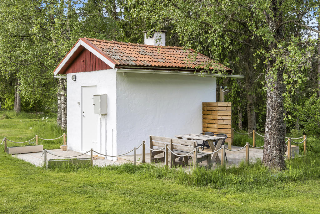 Bastu med uteplats och utedusch
