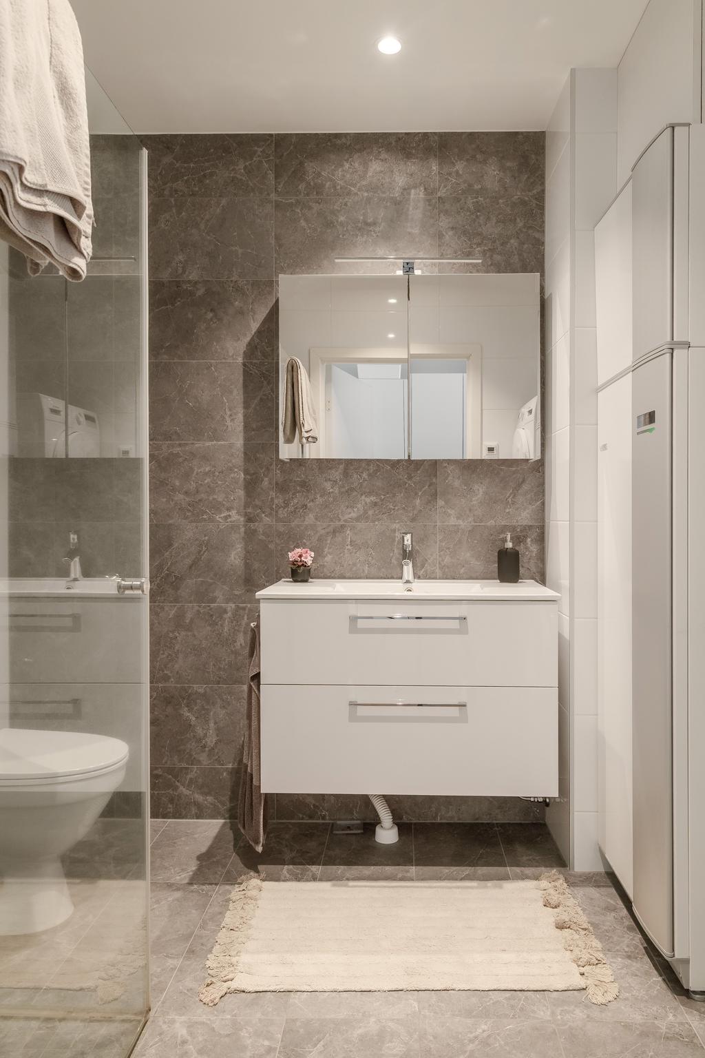 Stilrent badrum med moderna materialval.