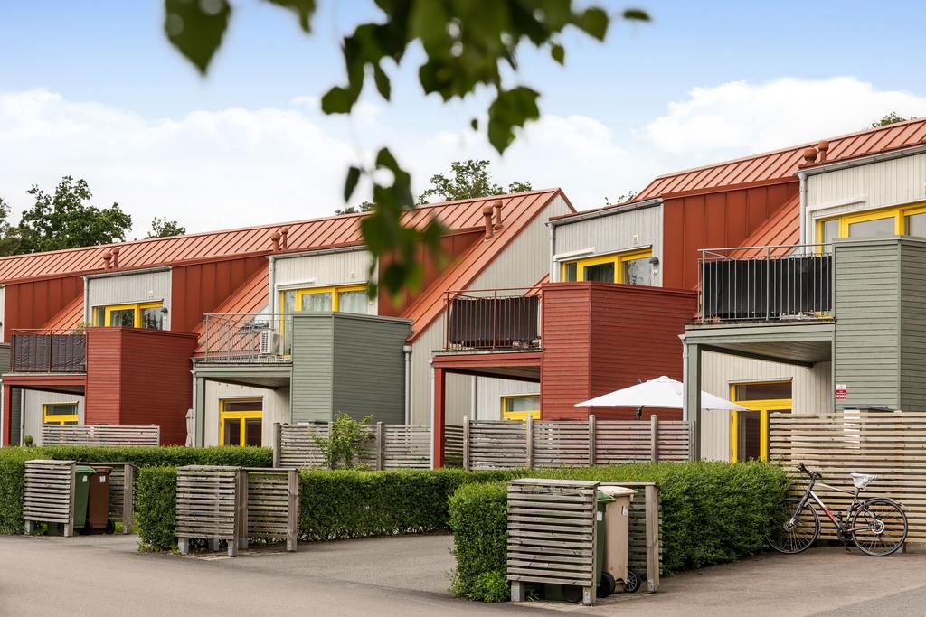 Bostaden är belägen i ett lugnt och trivsamt kvarter i Skrea.
