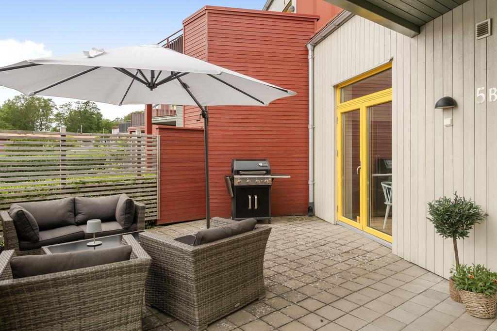Skyddad uteplats i anslutning till bostadens sociala ytor.