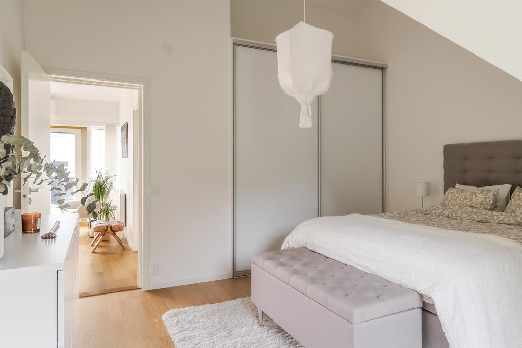 Sovrum med plats för både säng och förvaring.