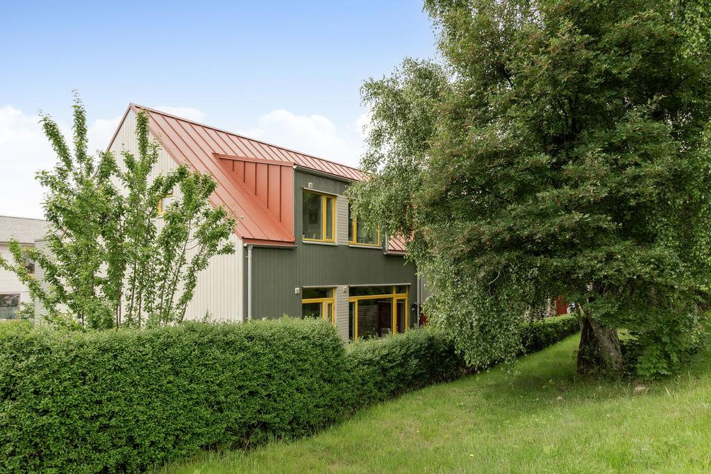Grönskande omgivningar bidrar till en trivsam boendemiljö.