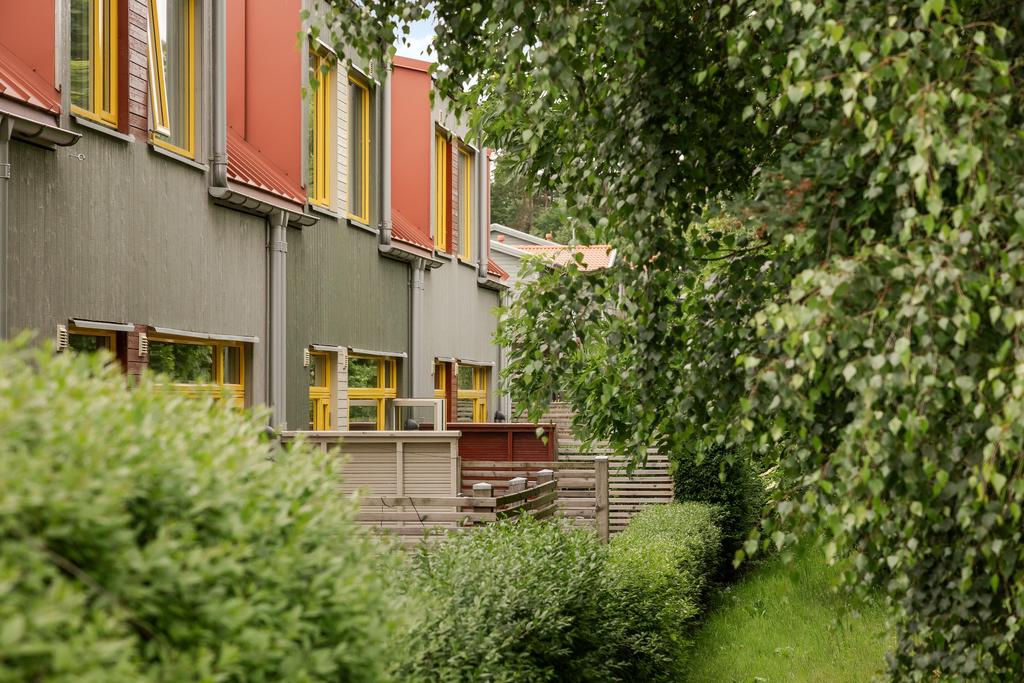 Bostadens baksida med insynsskyddande grönska.
