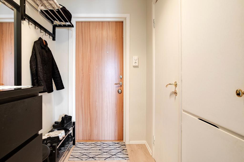 Hall med ingång till walkin closet