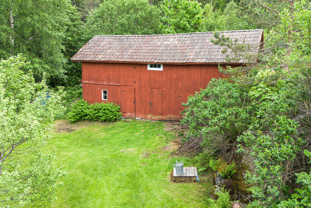 Uthusbyggnad med  förrådsutrymmen och loft