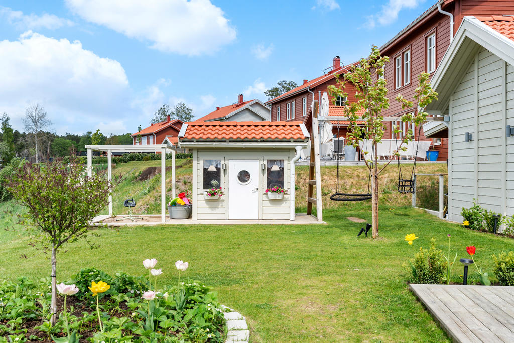 Lekstuga med altan och sandlåda