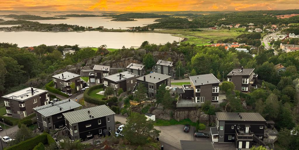 På Berghagagången och Berghagavägen finns både fristående villor och bostadsrätter. Med närhet till hav, skola, kommunikationer och natur har du här ett lättskött kvalitativt boende där du bor och trivs gott! 
