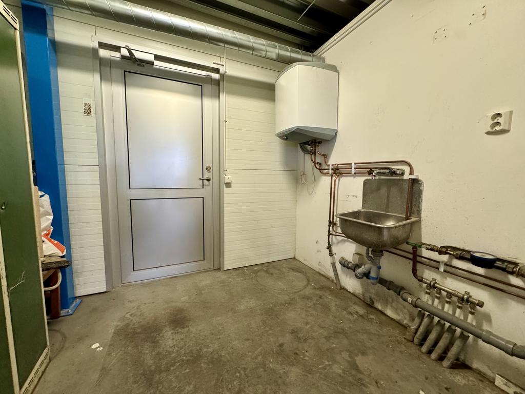 Omklädningsrum, utgång till baksida.