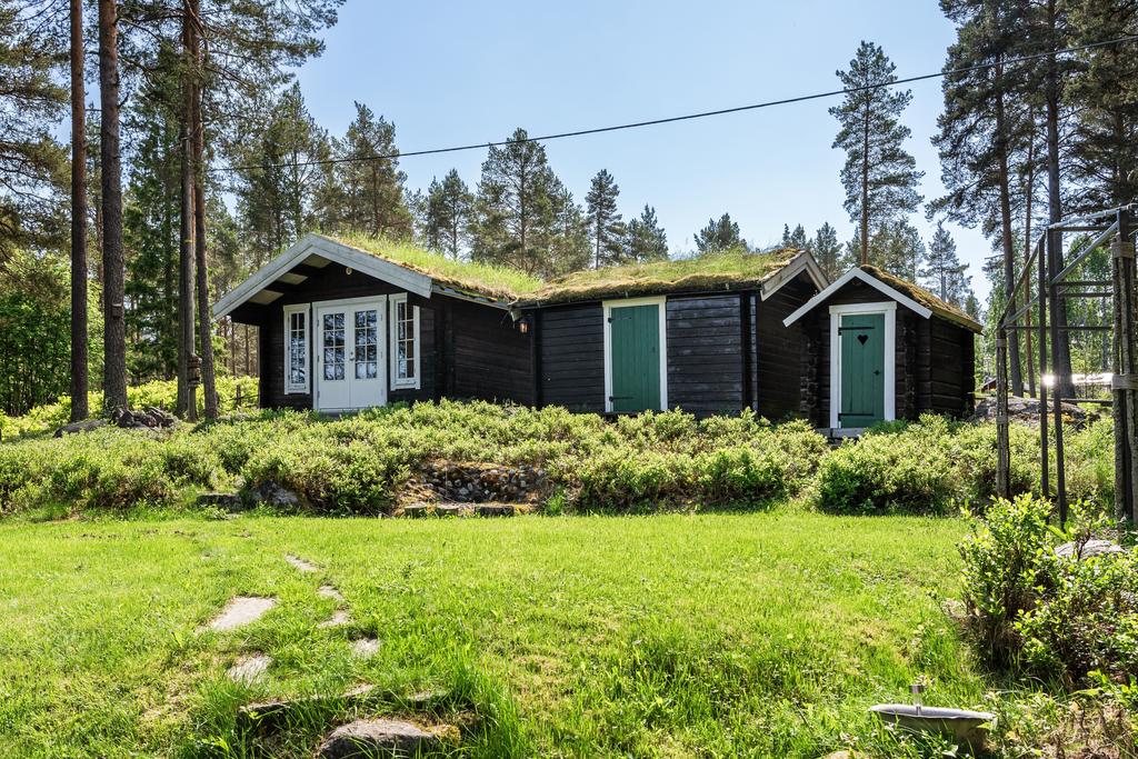 Sovstuga 1 (till vänster). Förvaringsbod i mitten och utedass till höger.