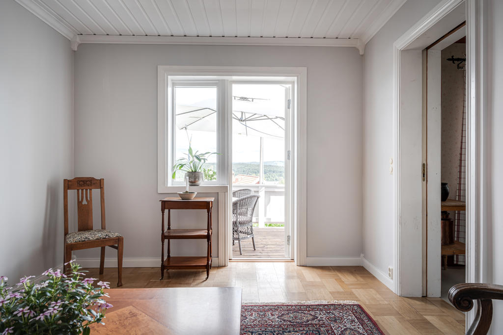 Vardagsrum med utgång till altan