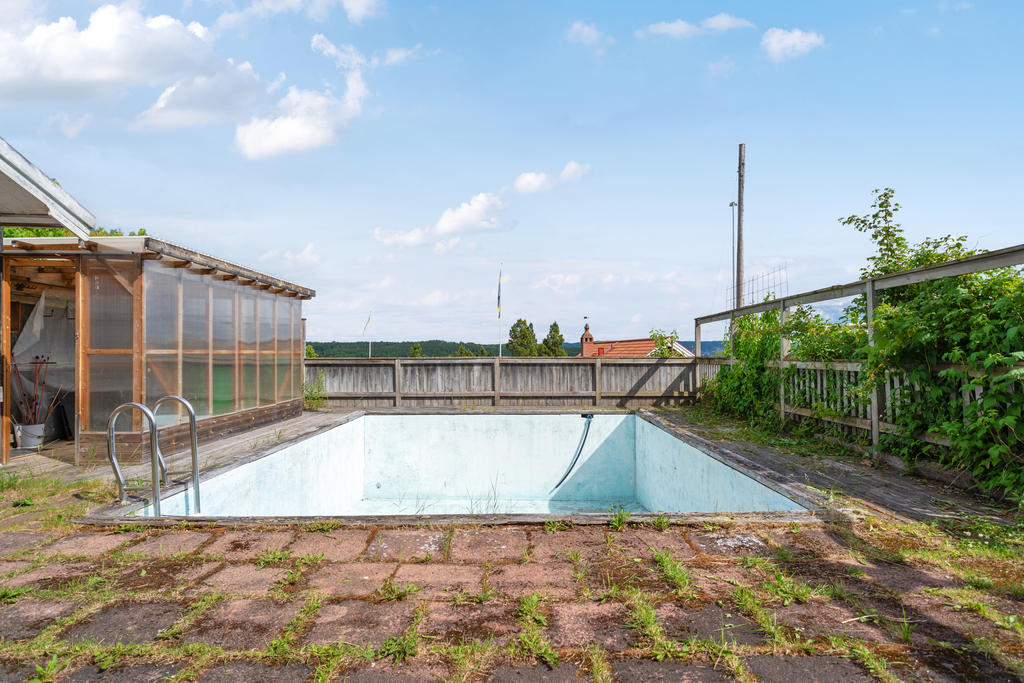 Pool som inte har använts på många år.