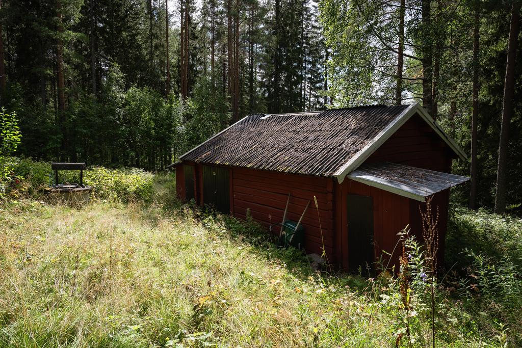 Förrådslada samt utedass