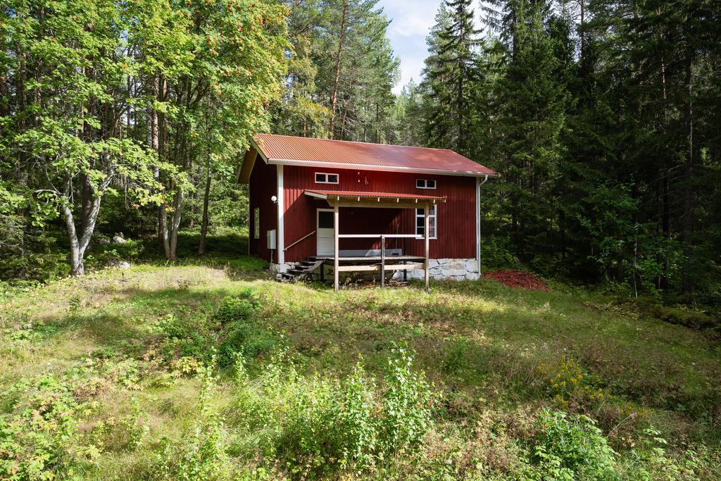 Stugan med nytt tak och renoverad farstukvist
