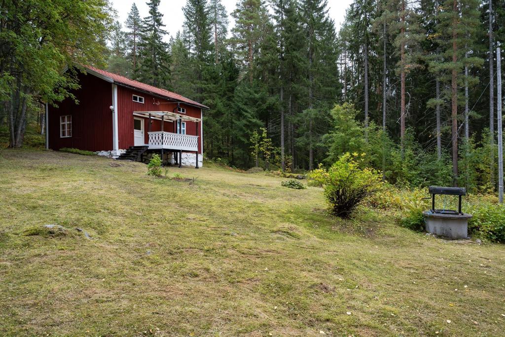Stugan med det gamla taket och den gamla farstukvisten