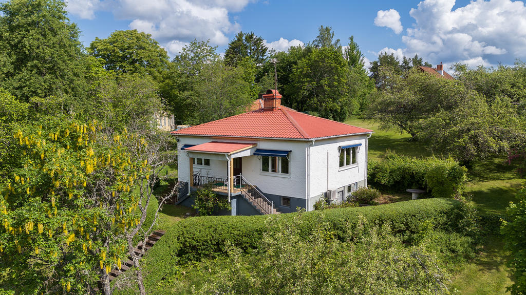 Charmfull 30-tals funkisvilla med naturnära läge i omtyckta Björnsholm