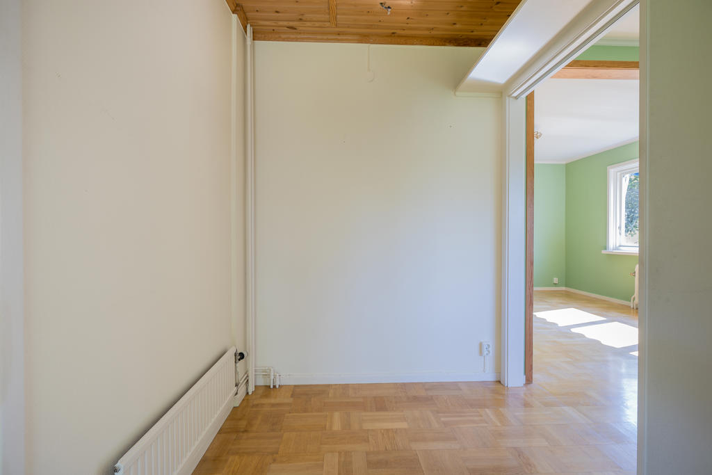 Hall med gediget parkettgolv och utrymme för klädavhängningsplats 