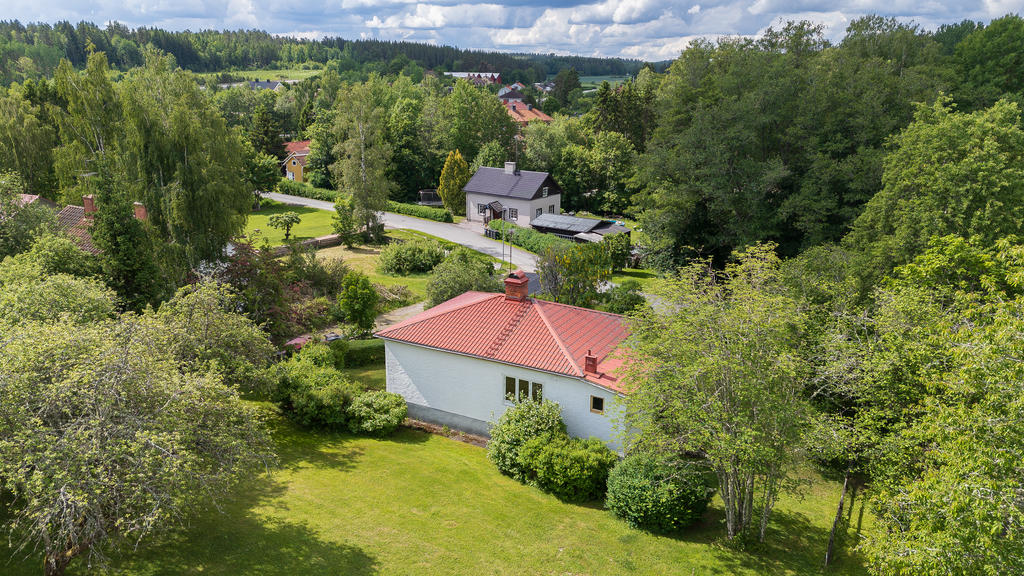 Välplanerad villa i ett plan med källare, vackert belägen på en generös dubbeltomt om totalt 2 022 kvm