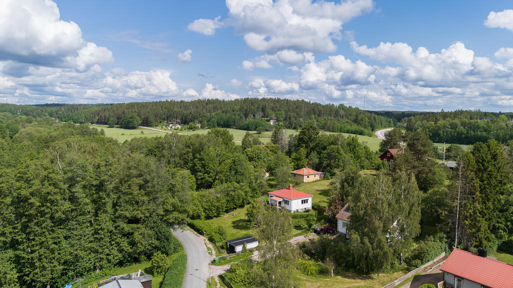 Till Linköping och Norrköping når du på drygt en timmes bilfärd och Loftahammar (ca 2 mil) med gästhamn för möjlighet att hyra båtplats, restaurang och golfbana 