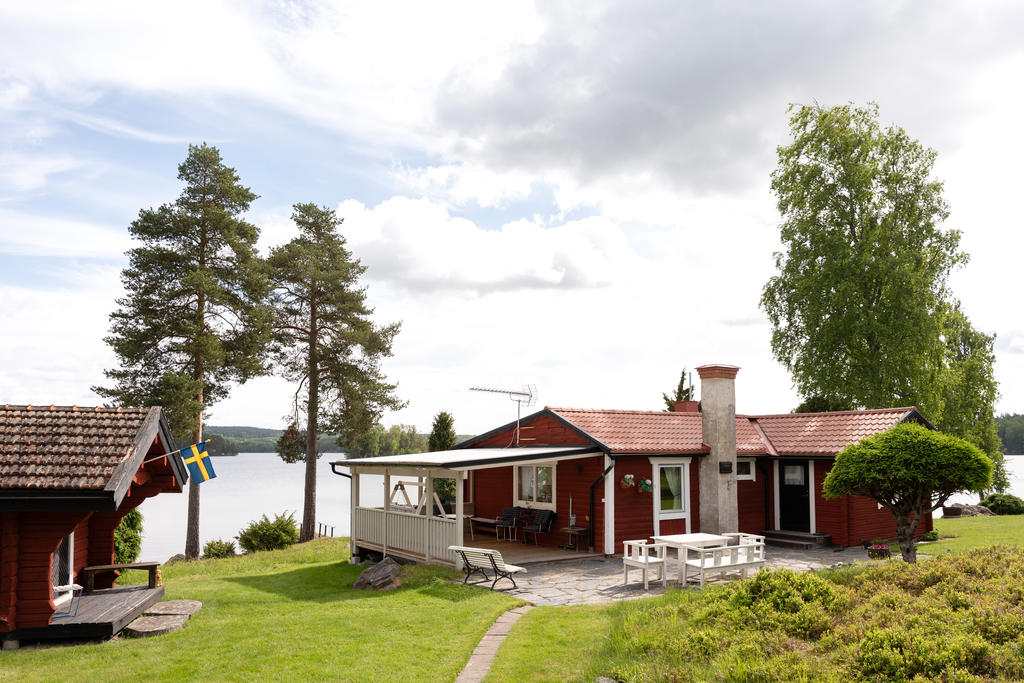 Husets framsida och gäststuga