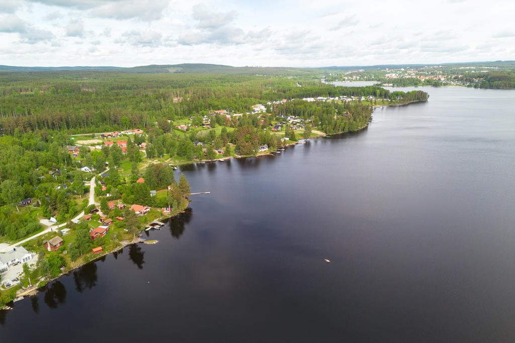Vyn över stugan och sjön Aspen