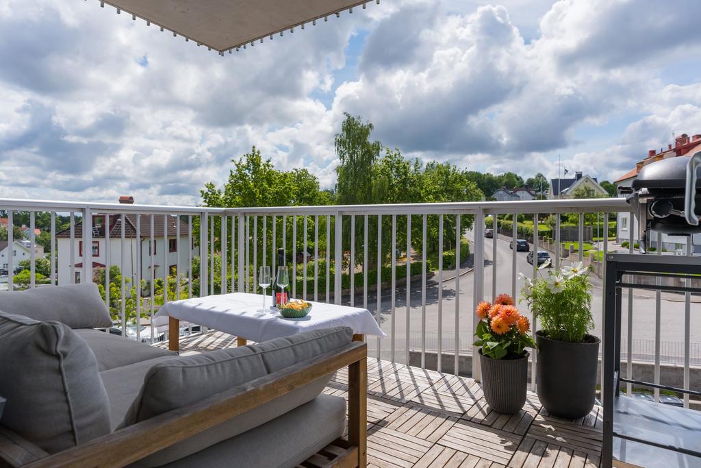 Balkong i söderläge med plats för loungegrupp