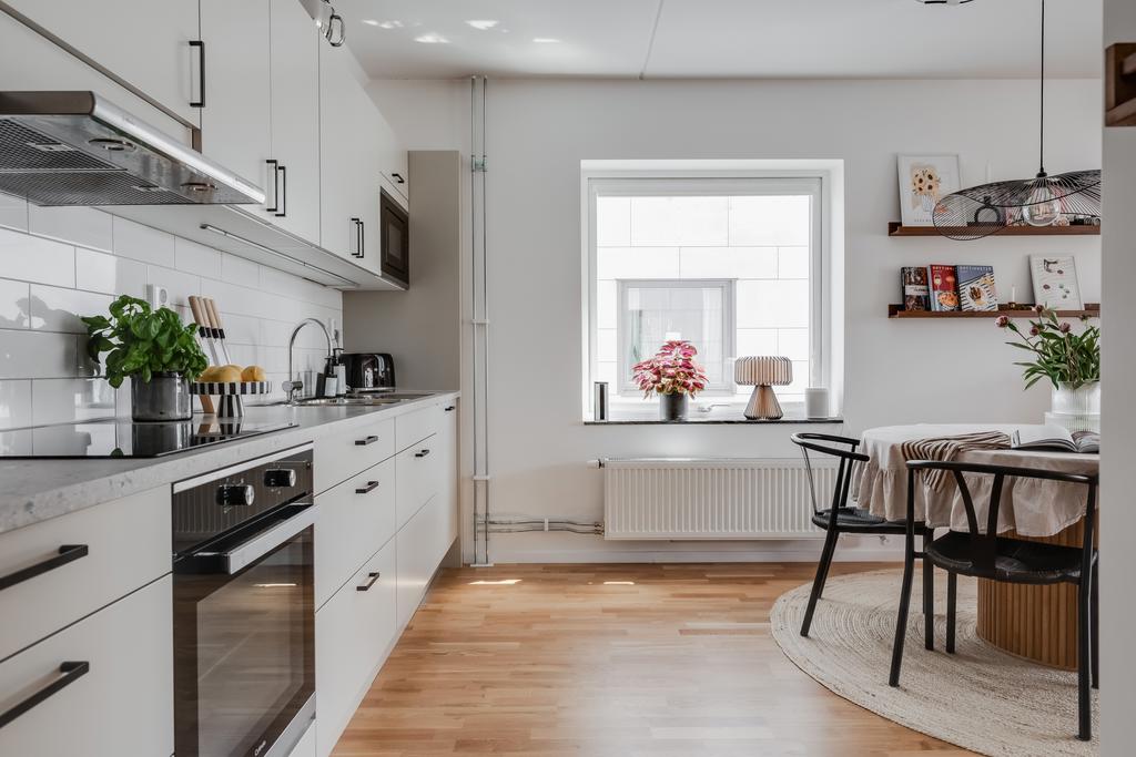 Stilrent kök med modern utrustning