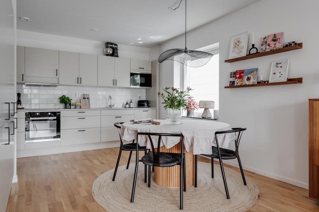 Kök med plats för matbord