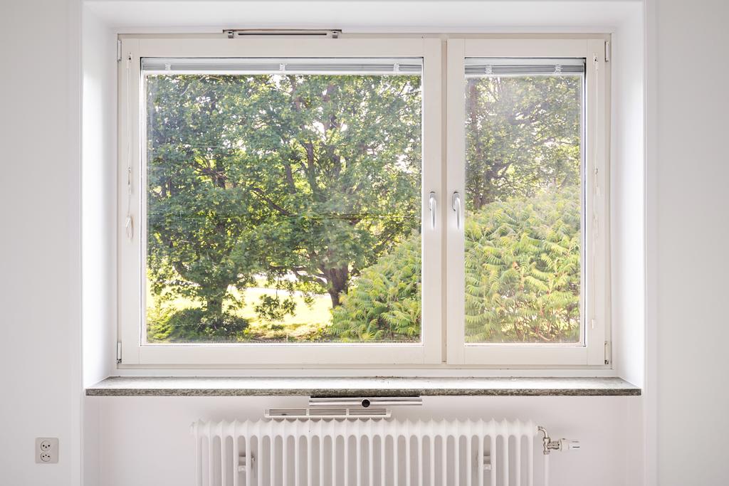Fönster mot föreningens innergård.