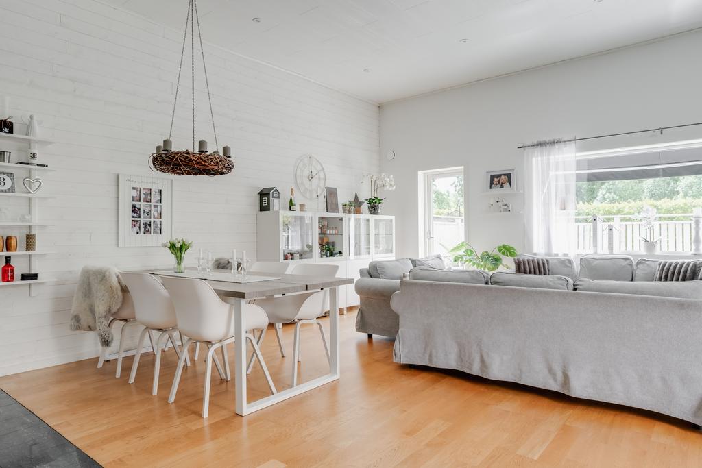 Vardagsrum med plats för matbord och soffgrupp