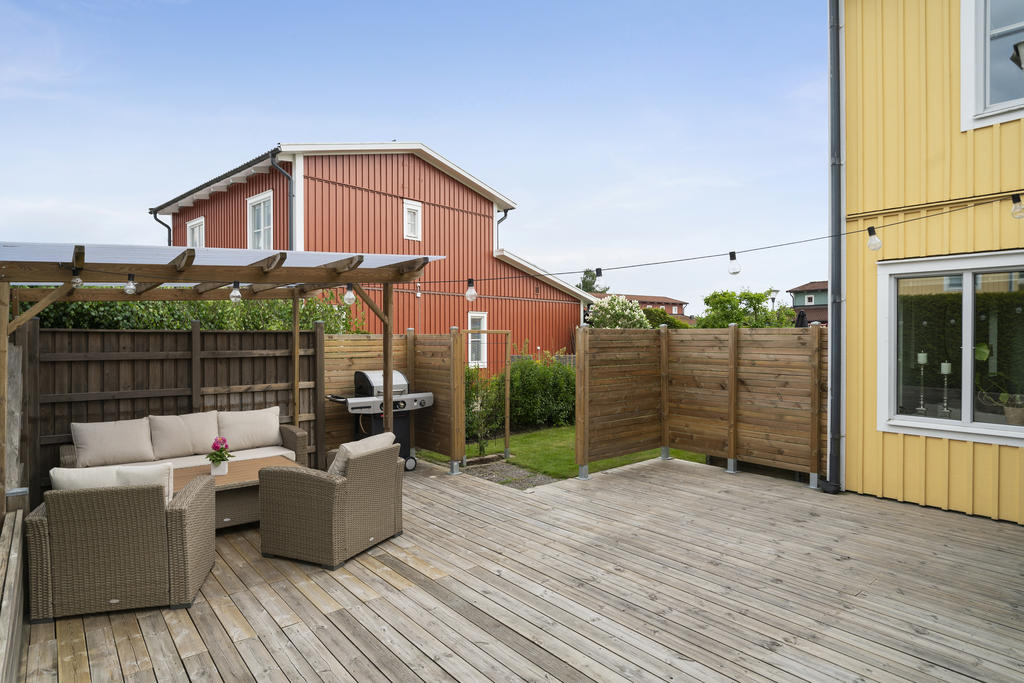 Stor härlig terrass på baksidan, insynsskyddat