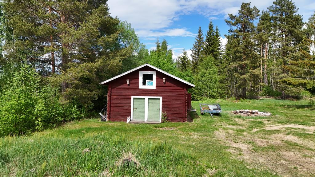Timmerstuga/ förrådsbyggnad bakom bostadshus. 
