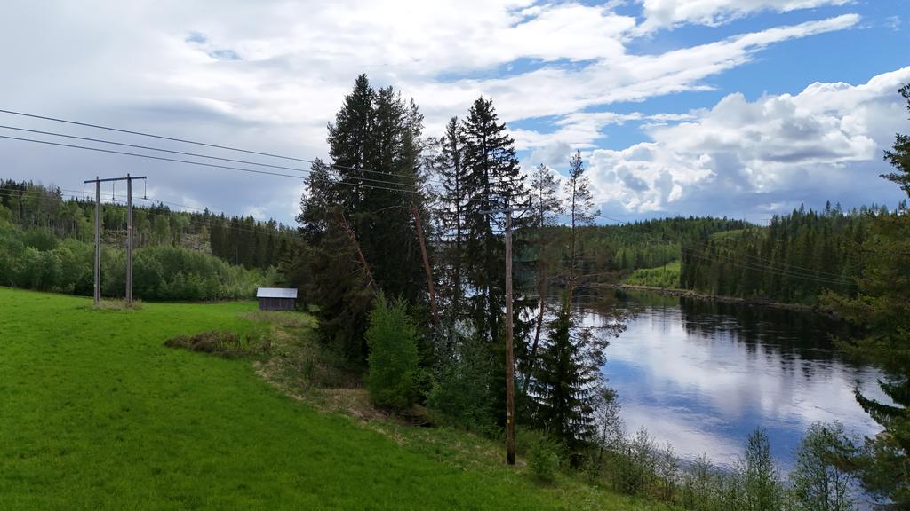 Ångermanlandsälven, vacker utsikt nedanför bostadshus. 