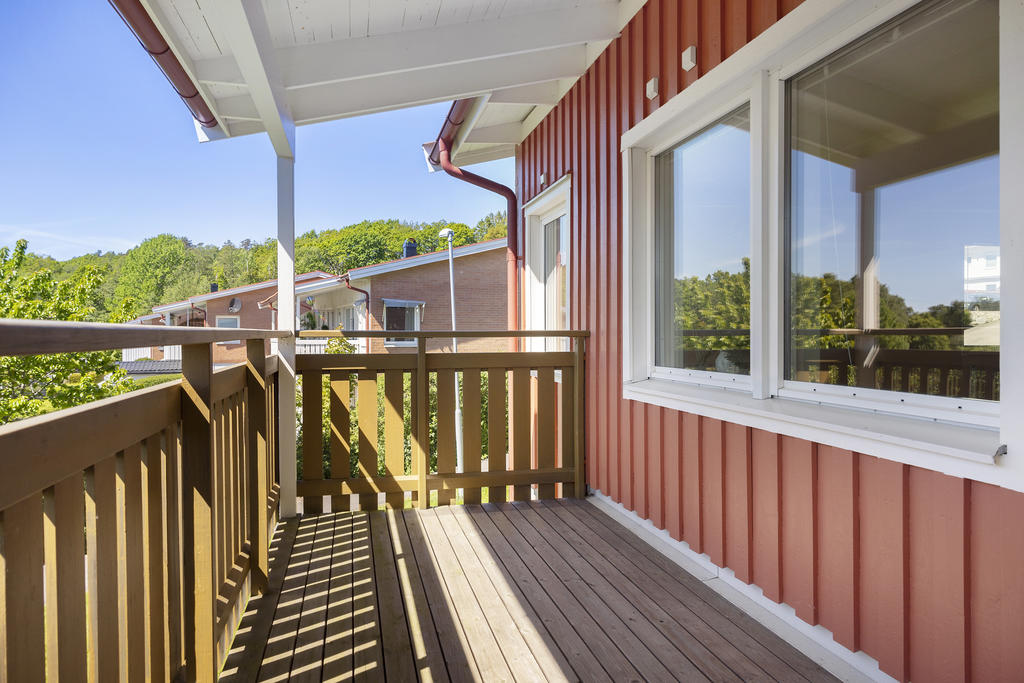 Trevlig balkong med plats för matgrupp 