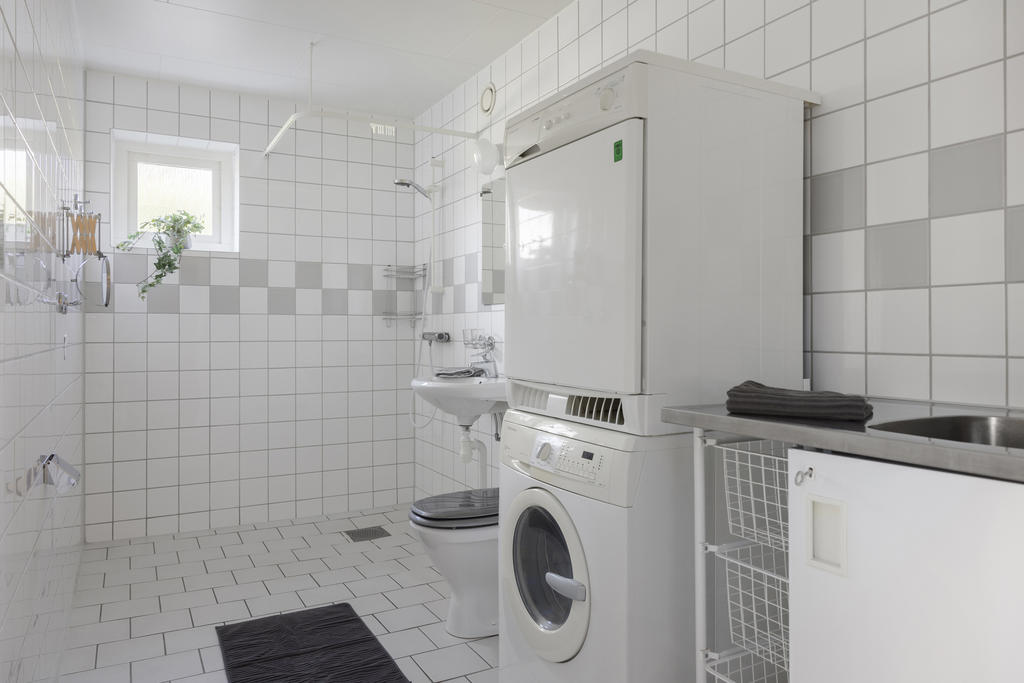 Stort badrum med klädvård på suterrängplan