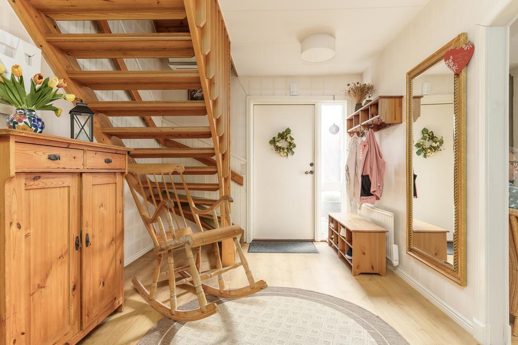 Rymlig ljus hall.