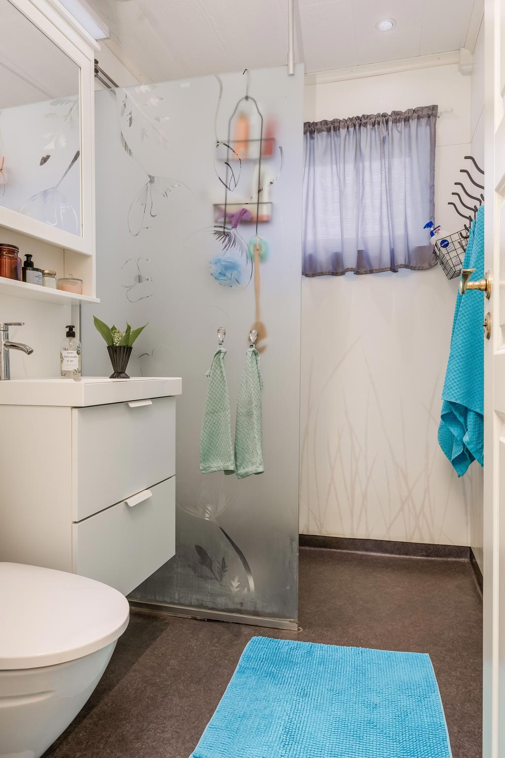 Renoverat duschrum/wc nere. 