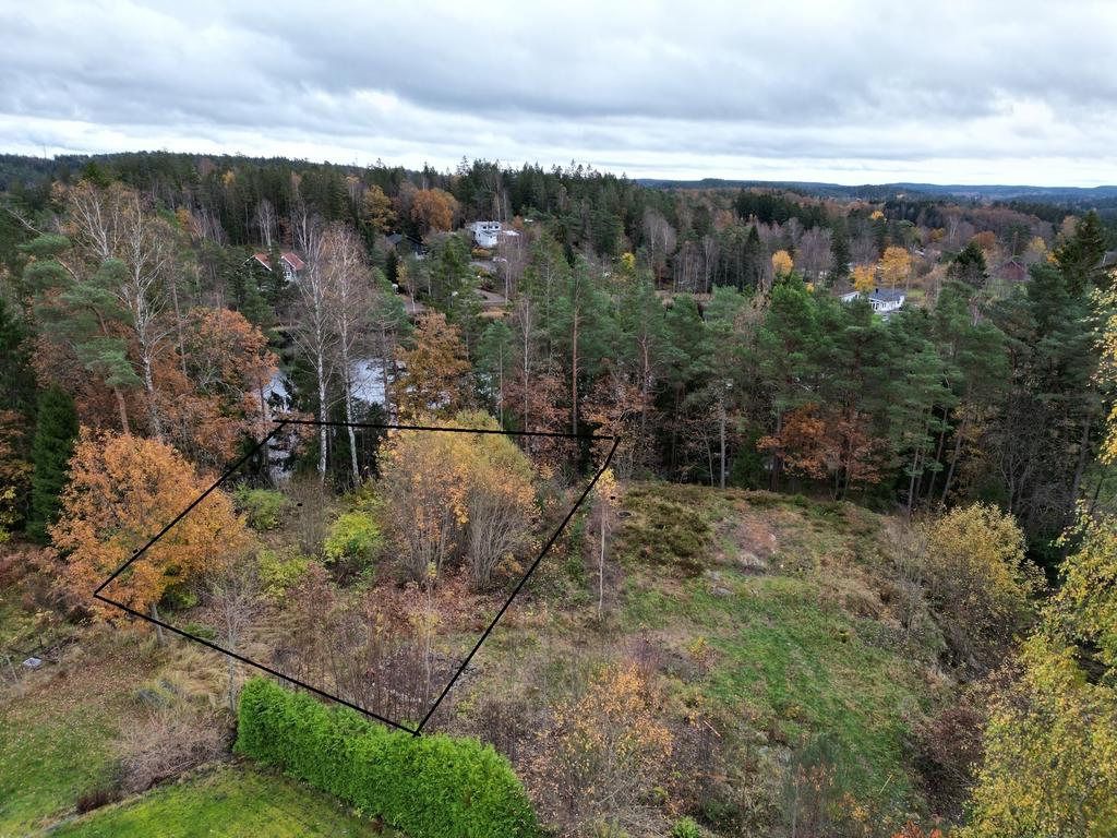 Välkommen tlll en tomt med högt och härligt läge!