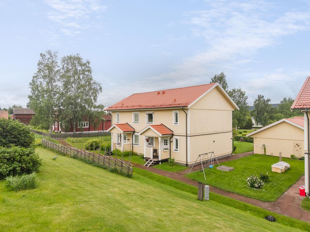 Bostaden har löpande renoverats genom åren och håller en mycket god standard.