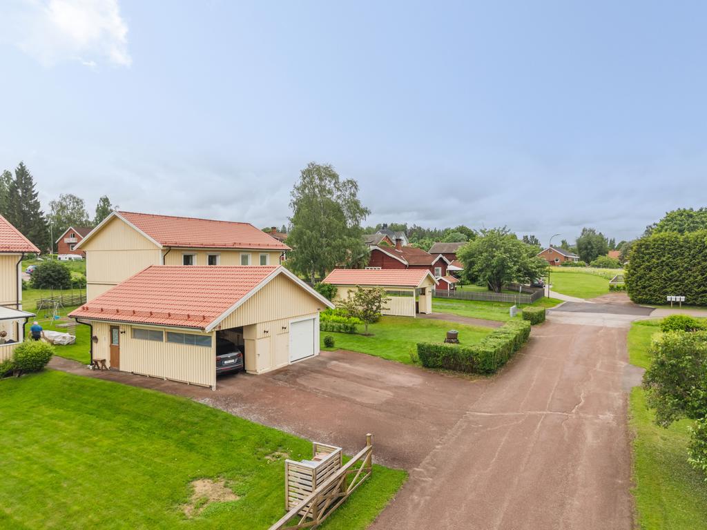 Bostaden är centralt belägen med närhet till det mesta Insjön har att erbjuda.