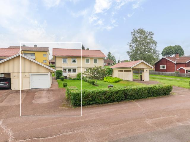 Välkommen till denna mycket fina bostadsrätt i attraktiv parhusform.